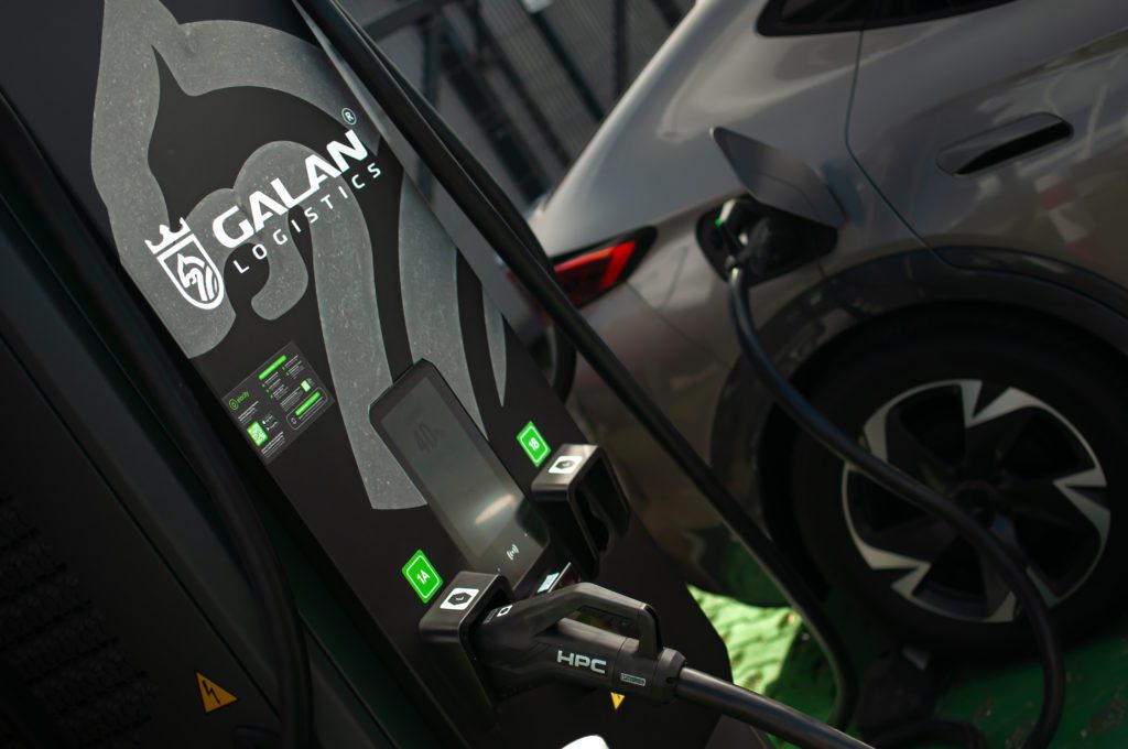 galan-logistics-ladowanie-samochodu-elektrycznego