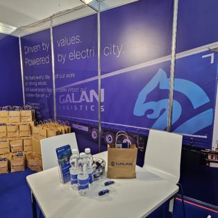 Materiały promocyjne i branding Galan Logistics na stoisku targowym