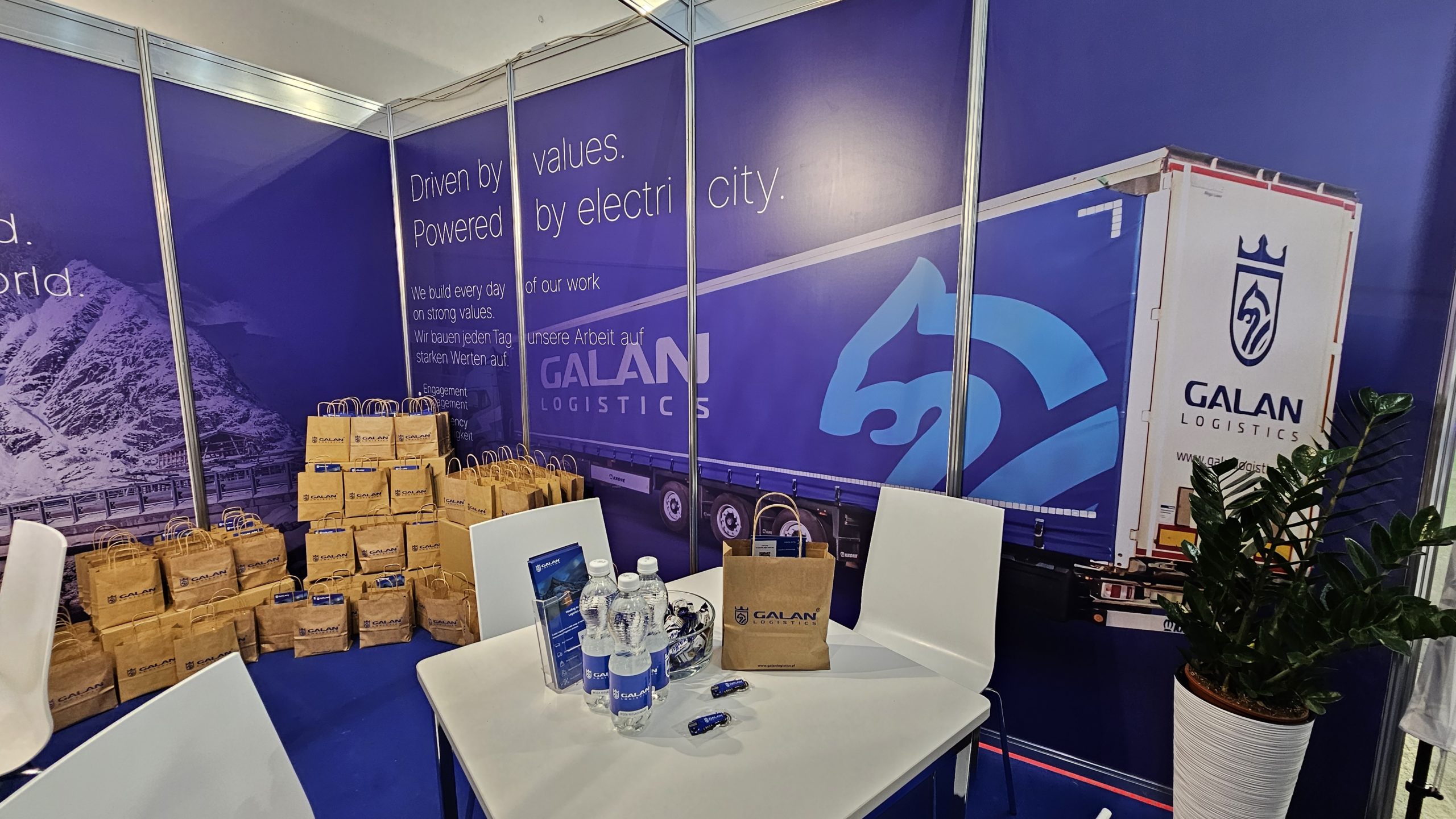 Materiały promocyjne i branding Galan Logistics na stoisku targowym